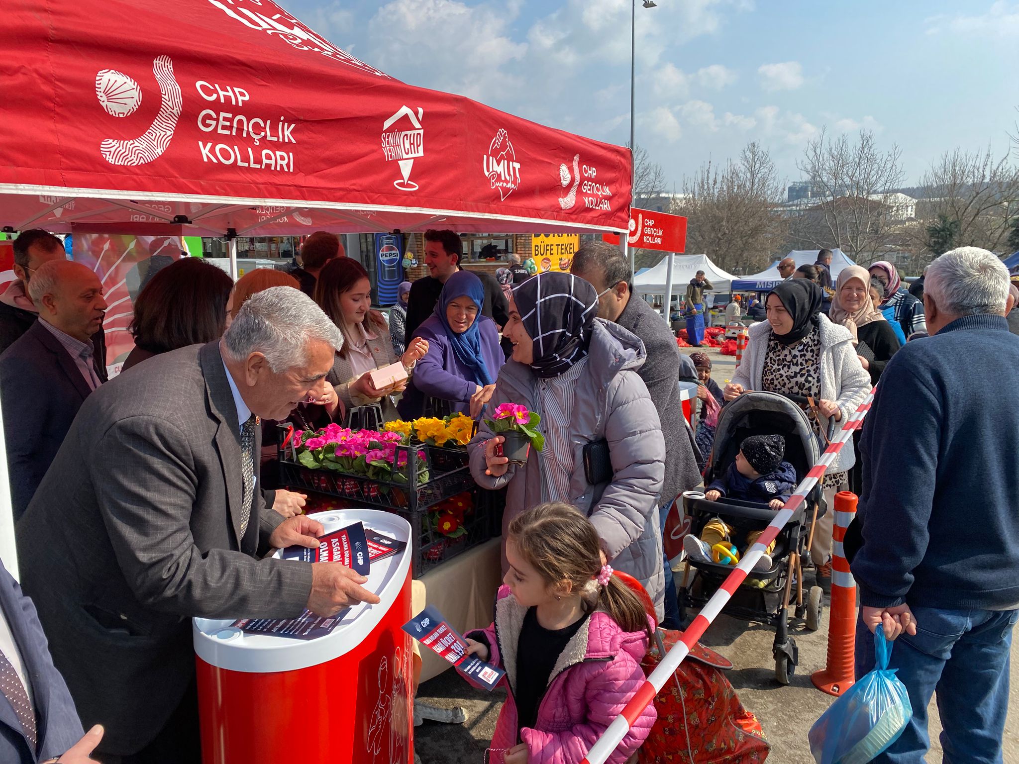 CHP Süloğlu Kadınlar Günü İçin Çiçek Dağıttı