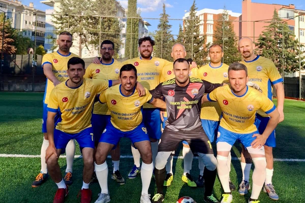Üniversitenin futbol takımı halı saha futbol turnuvasında