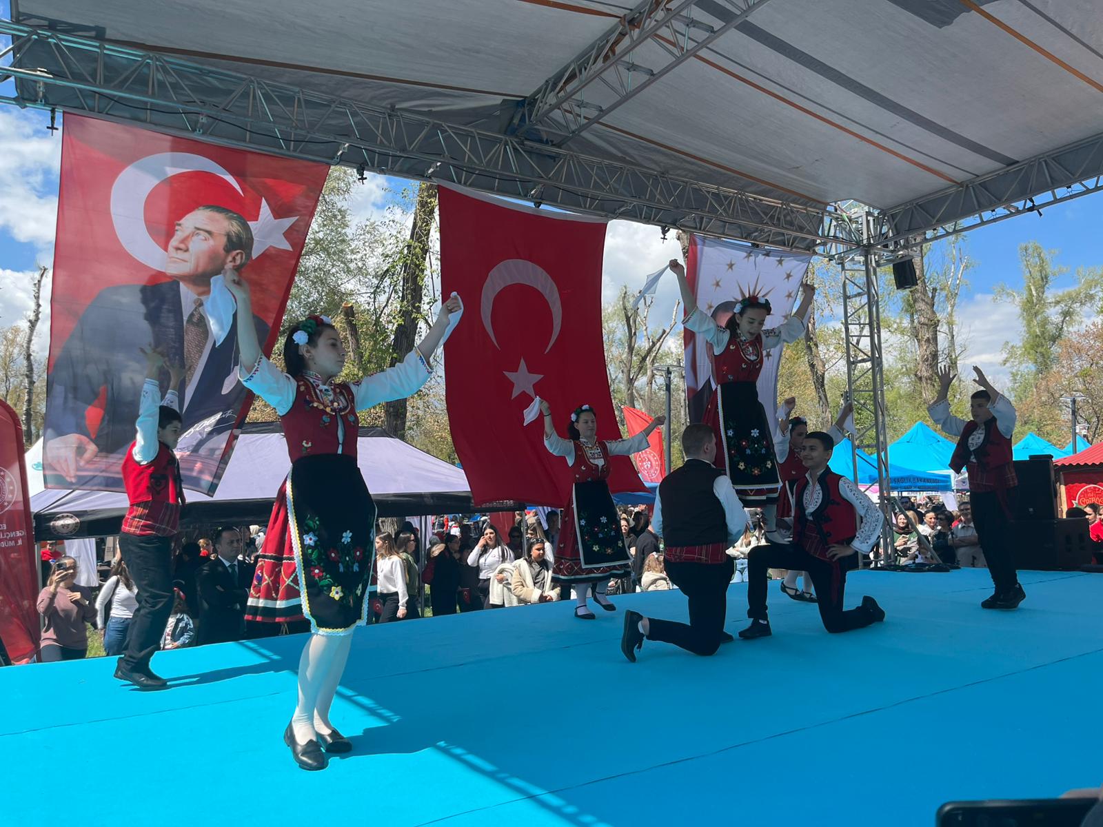 Çocuklardan coşkulu bayram